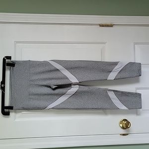 Aerie gray and white leggings sz small petite